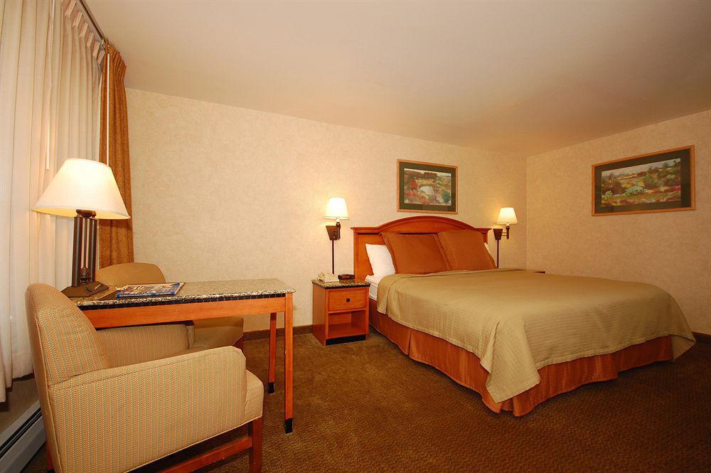 Baymont By Wyndham Durango Motel Room photo