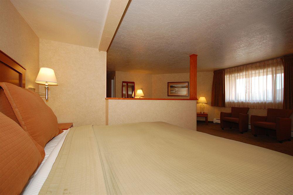 Baymont By Wyndham Durango Motel Room photo